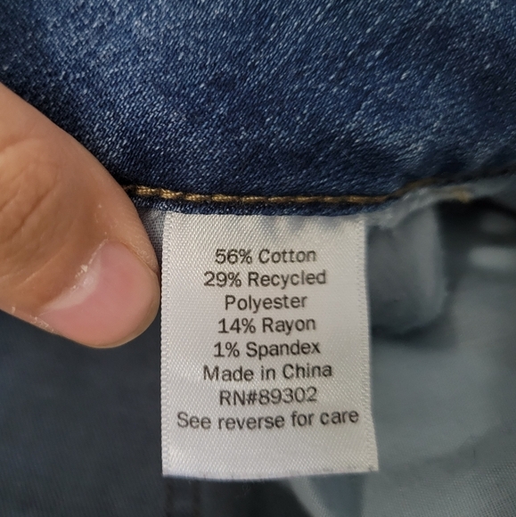 SO Junior Medium Blue Wash High Rise Curvy Midi Cuffed Denim Jean Shorts - Picture 7 of 7